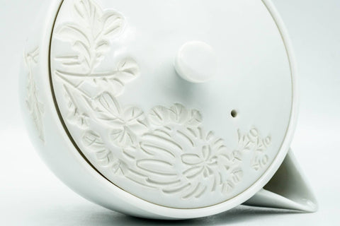 Japanese Houhin - Floral Engraved Arita-yaki Ceramic Filter Porcelain Teapot - 230ml - close-up of the lid and engraved floral detail