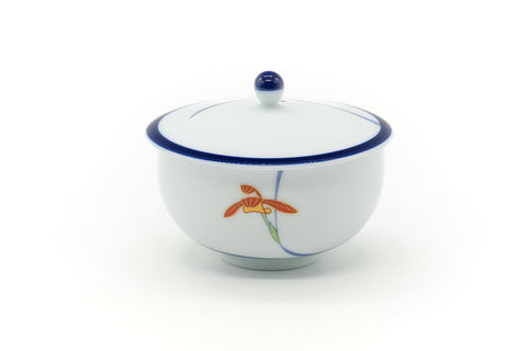 Tezumi — Japanese Teacup - Blue Trim Floral Arita Lidded Yunomi - 170ml — three-quarter view