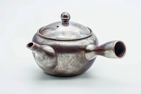 Side view of the large banko kyusu with the handle to the left, lid on.
