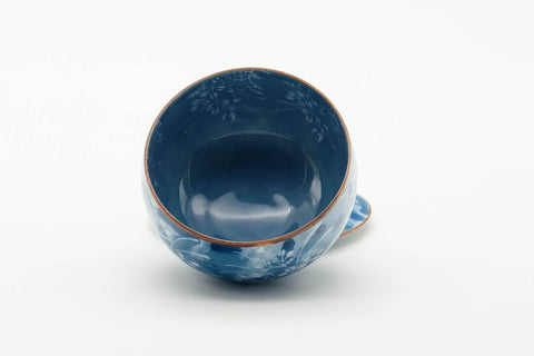 Tezumi — Japanese Teacup - Blue Floral White Porcelain Arita-yaki Lidded Yunomi - 140ml — three-quarter view