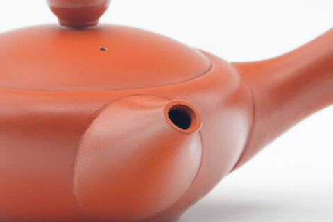 Tezumi — Japanese Kyusu - Smooth Red Shudei Tokoname-yaki Debeso Teapot - 150ml — closeup of the base