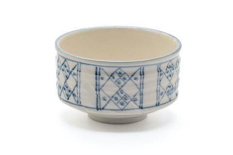 Tezumi — Japanese Matcha Bowl - White Blue Geometric Hantsutsu-gata Chawan - 400ml — three-quarter view