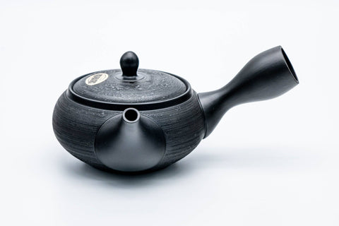 Teapot with the handle to the right and the spout to the left