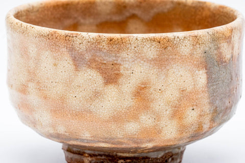 Japanese Matcha Bowl - 斎藤一斎 Saito Issai - 萩殿窯 Hagiden Kiln - Gohonte Hagi-yaki Chawan - 400ml - side view showing the mottled glaze