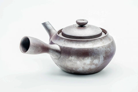 Side view of the large kyusu with the handle to the left, lid on.
