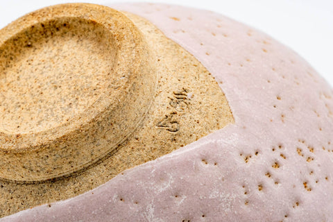 Japanese Matcha Bowl - Pink Shino Mino-yaki Chawan - 475ml - closeup of the foot showing exposed clay and glaze pooling