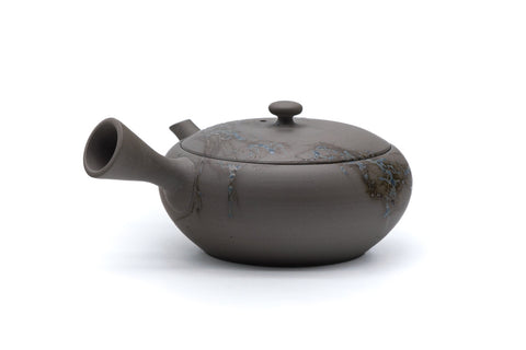 Mogake yakishime unglazed Tokoname kyusu teapot with side handle - front view with the handle to the right