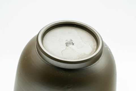 Japanese Teacup - Floral Green Ryokudei Tokoname-yaki Yunomi - 130ml - closeup of the foot and underside