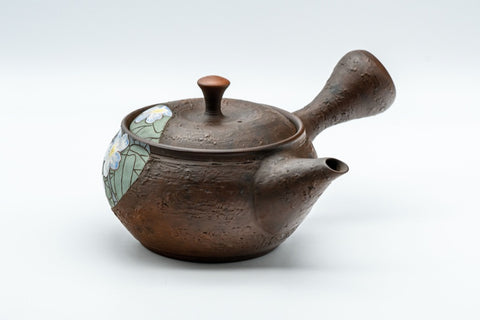 Three-quarter view showing the hollow side handle and spout.