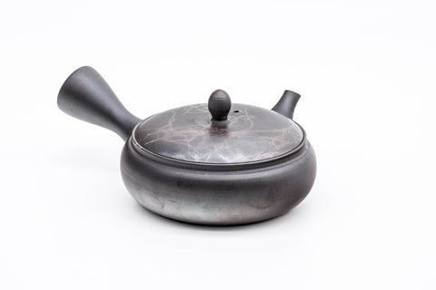 Mogake Seaweed Yōhen flat Tokoname teapot, three-quarter view with the spout to the upper left and the side handle to the right
