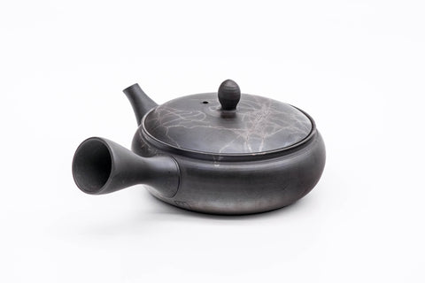 Mogake Seaweed Yōhen flat Tokoname teapot, side profile with the short spout to the left and the side handle to the right