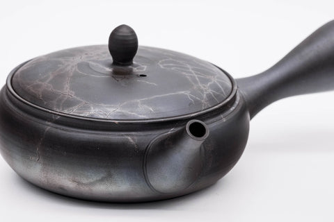 Mogake Seaweed Yōhen flat Tokoname teapot, three-quarter view of the flat body with the lid on and the spout to the left
