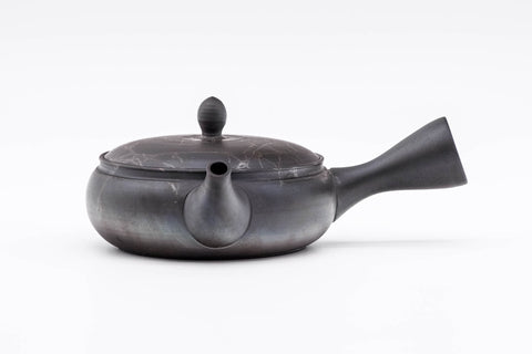 Mogake Seaweed Yōhen flat Tokoname teapot, top-down closeup of the knobbed lid and short spout