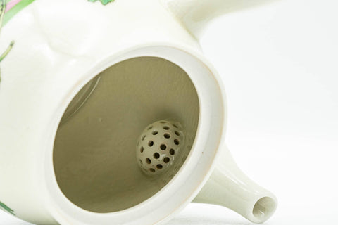 Japanese Kyusu - Beige Green Striped Snow Peas Kutani-yaki Debeso Teapot - 400ml - interior view showing the mesh strainer at the spout