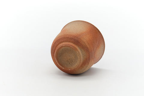 Hidasuki Bizen yunomi tilted to show the underside and small foot