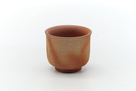 Hidasuki Bizen yunomi, front view showing the pale stoneware body and crimson straw markings