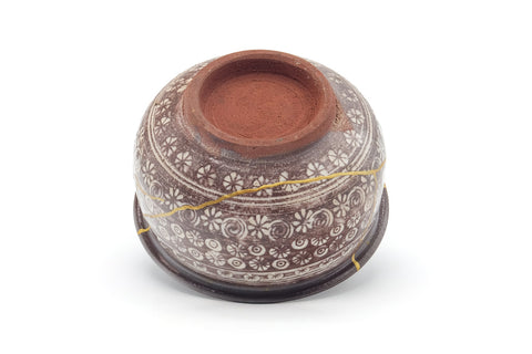 Underside of the kensui showing the exposed reddish clay foot