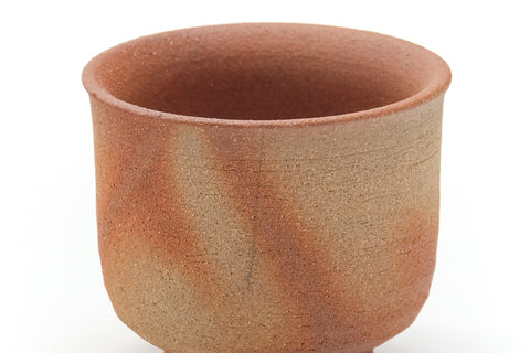Hidasuki Bizen yunomi, side view emphasising the straight-walled cup form and hidasuki streaks