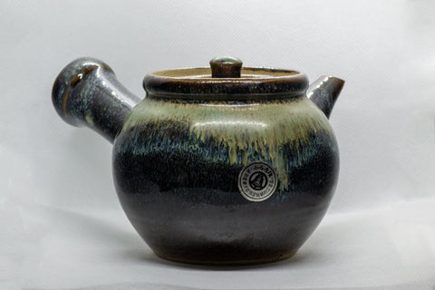 Tezumi — Japanese Kyusu - Large Koishiwara-yaki Ceramic Teapot - 525ml — side view with the lid and side handle