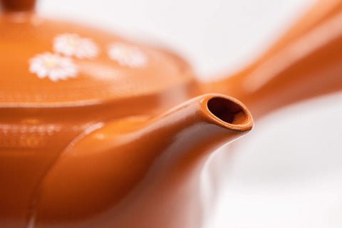 Japanese Kyusu - 帯アミ Floral Red Shudei Tokoname-yaki Obi-ami Teapot - 265ml - closeup of the spout and shoulder showing the painted white daisies