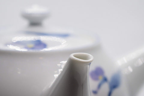 Tezumi — Japanese Kyusu - White Arita-yaki Porcelain Teapot with Blue Orchid decorations - 475ml — top-down view of the lid
