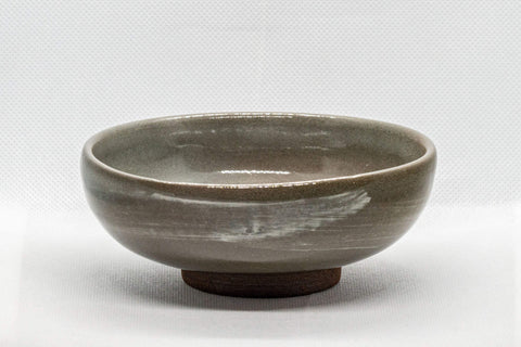 Japanese Matcha Bowl - Hakeme Badarai-gata Chawan - 200ml - angled view showing the hakeme brushwork