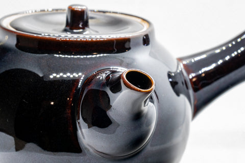 Japanese Kyusu - Tenmoku Maru-gata Arita-yaki Teapot - 400ml - three-quarter closeup showing the lid and spout