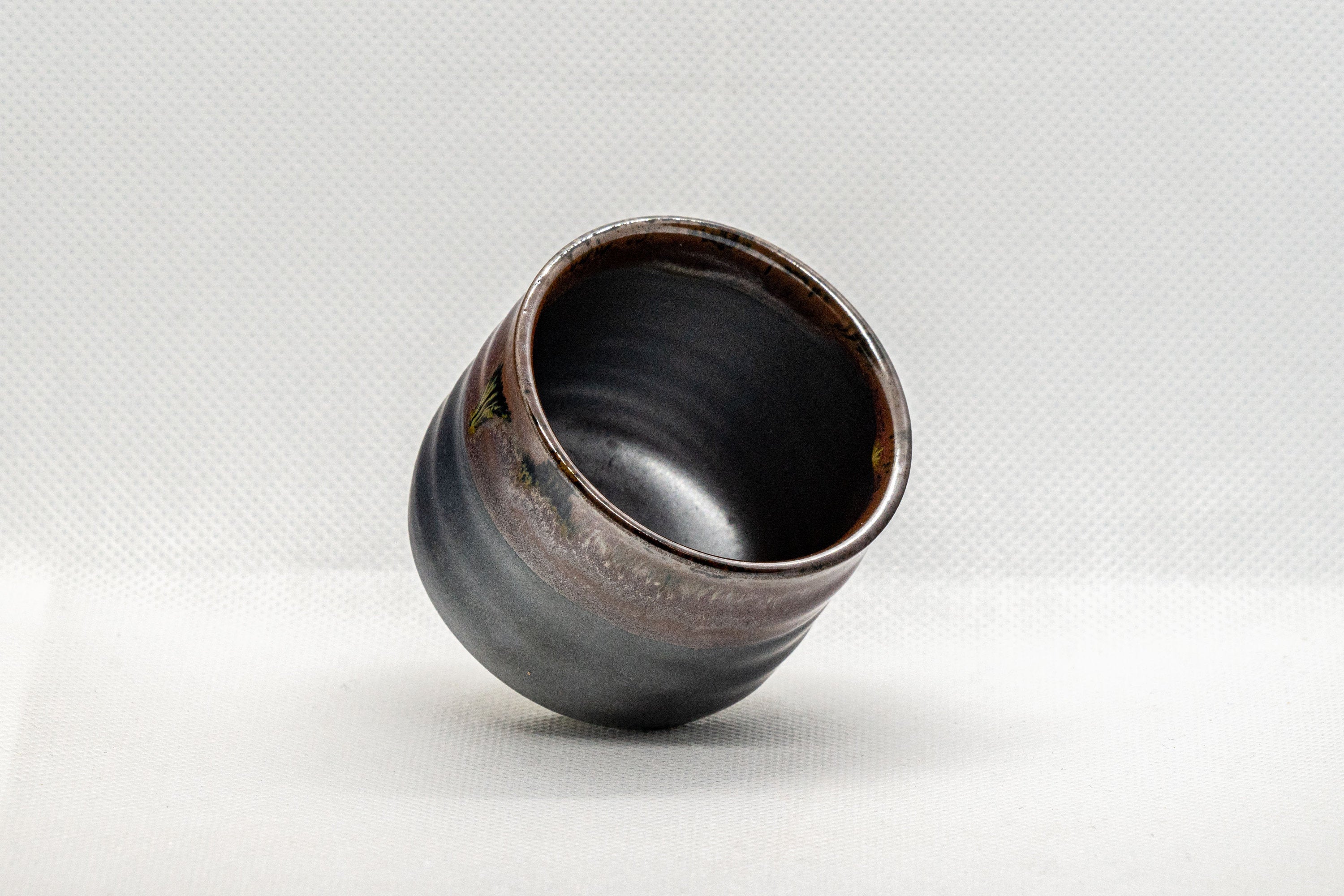 Tezumi Tenmoku Glazed Tsutsu-gata Yunomi Teacup - Thumbnail 3