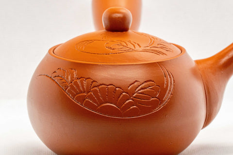 Tezumi — Japanese Kyusu - Maru-gata Tokoname-yaki Debeso Teapot - 260ml — closeup of the decoration