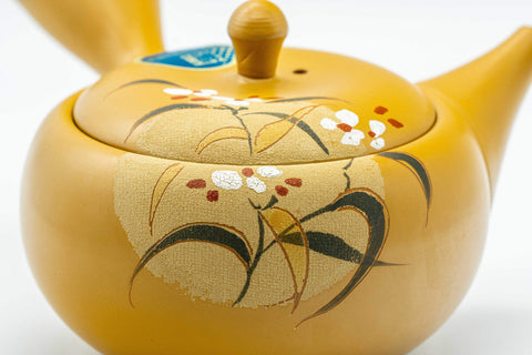 Japanese Kyusu - Takasuke Kiln Sasame Filter Tokoname-yaki Teapot - 250ml - overhead view of the lid and painted decoration