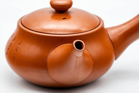 Tezumi — Japanese Kyusu - Calligraphy Nasu-gata Tokoname-yaki Debeso Teapot - 220ml — side profile showing the spout and handle