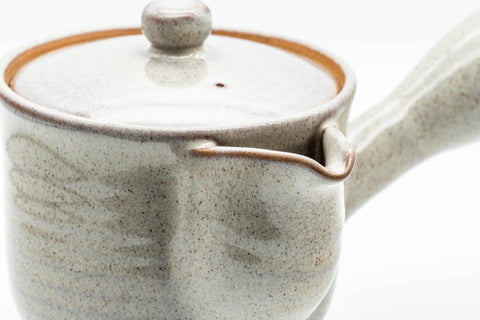 Japanese Kyusu - 萩焼 Houhin-style Hagi-yaki Do-ake Teapot - 450ml - three-quarter view showing the wide open spout