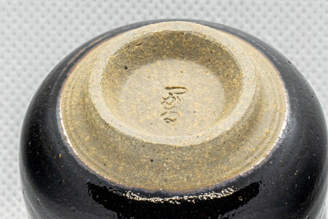 Japanese Teacup - Tsukaru Nasu-gata Guinomi - 50ml - closeup of the underside showing the maker's mark