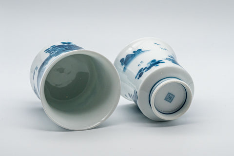 Japanese Teacups - Pair of 畑萬陶苑 Meoto Arita-gata Yunomi - the two teacups tilted to show their bases