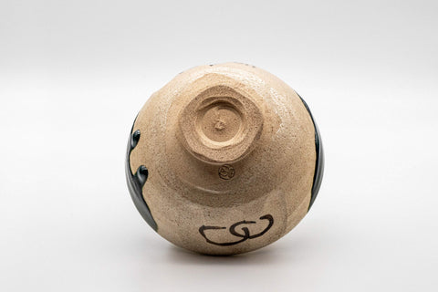 Japanese Matcha Bowl - 野田 東山 Wan-nari Oribe-yaki Chawan - 300ml - closeup of the underside showing the foot ring