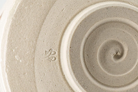 Japanese Matcha Bowl - Cream Glazed Hantsutsu-gata Chawan - 450ml - closeup of the underside spiral foot