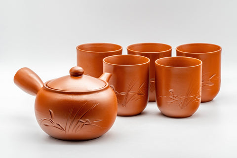 Tezumi — Japanese Tea Set - Tokoname-yaki Maru-gata Debeso Kyusu with 5 Tsutsu-gata Yunomi — the teapot in three-quarter view