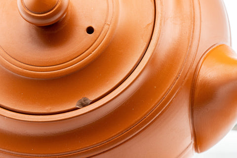 Japanese Kyusu - 有馬 Maru-gata Debeso Tokoname-yaki Teapot - 350ml - closeup of the rim and shoulder near the spout