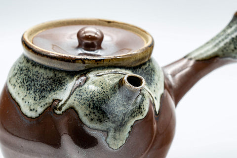 Tezumi — Japanese Tea Set - Maru-gata Do-ake Kyusu with 5 Yunomi — closeup of the decoration