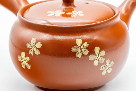 Japanese Kyusu - 宗山窯 Sakura Tokoname-yaki Obi-ami Teapot - 330ml - closeup of the painted sakura decoration