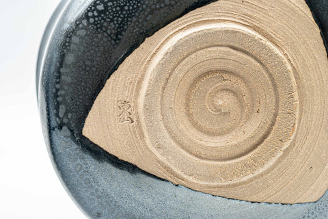 Japanese Matcha Bowl - 東山 Higashiyama Tenmoku Glazed Chawan with Bamboo Chasen Whisk and Chashaku Scoop - 500ml - closeup of the underside showing the foot ring spiral