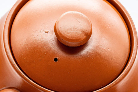 Tezumi — Japanese Tea Set - Bamboo Tokoname-yaki Debeso Kyusu with 5 Yunomi — the teapot and cups arranged together