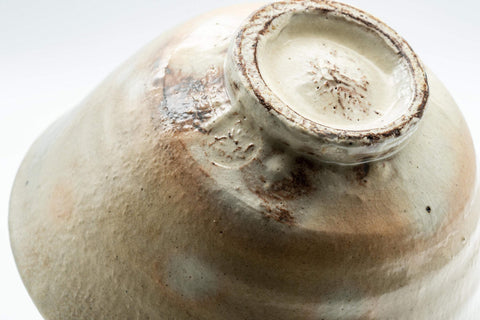 Tezumi — Japanese Matcha Bowl - Gohonte Glazed Hatazori-gata Hagi-yaki Chawan - 400ml — closeup of the foot