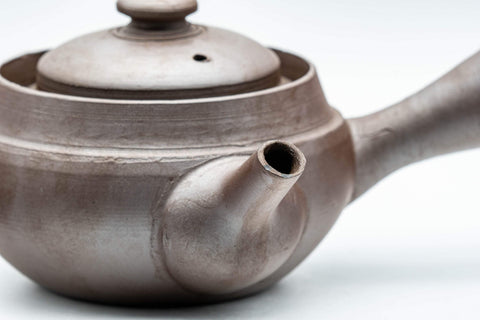 Tezumi — Kanji-engraved Banko-yaki kyusu teapot seen from above, showing the lid and side handle