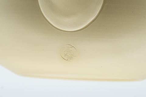 Tezumi — Japanese Kyusu - Ivory Momiji Takasuke Tokoname-yaki Debeso Teapot - 260ml — closeup of the base