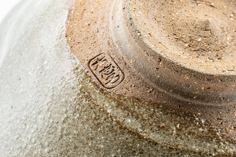 Tezumi — Japanese Matcha Bowl - Drip-Glazed Amikasa-gata Chawan - 250ml — closeup of the foot
