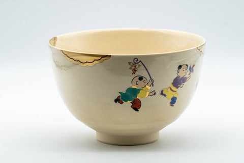 Japanese Matcha Bowl - 郎山 Wan-nari Kyo-yaki Chawan - 450ml - front view of the wan-nari bowl with painted figures