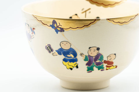 Japanese Matcha Bowl - 郎山 Wan-nari Kyo-yaki Chawan - 450ml - wraparound view of the figural decoration