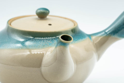 Japanese Tea Set - 上野焼 Agano-yaki Debeso Kyusu Teapot with 4 Yunomi Teacups - top-down view of the teapot showing the lid, handle and spout
