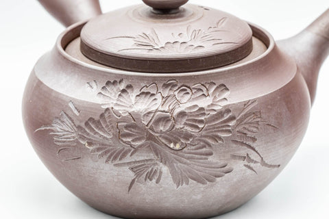 Tezumi — Japanese Kyusu - Large Banko-yaki 萬古焼 Teapot with Floral Motif - 500ml — closeup of the decoration